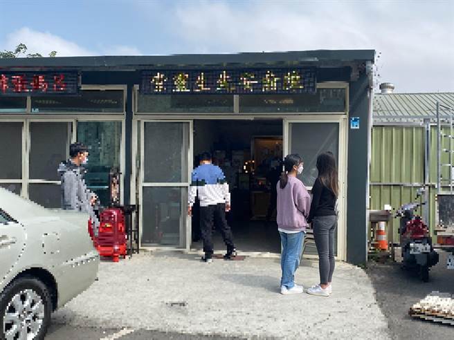 今检方会同法医到殡仪馆相验遗体，近中午时已移灵到灵堂，预计下周一解剖。（蔡明亘摄）