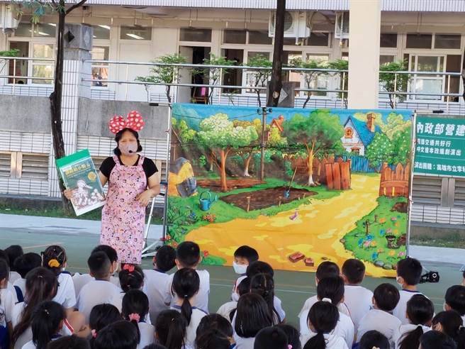 剧团到冈山区竹围国小表演「让路给小鸭」绘本行动剧。（高雄市交通局提供／崔正纲高雄传真）