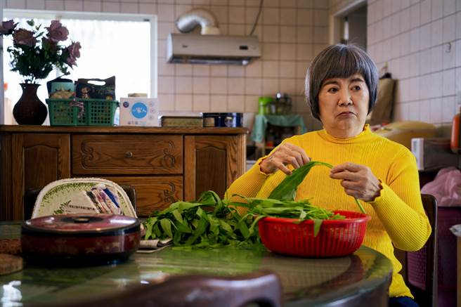 资深女演员王满娇在片中饰演永远挺孙子的前卫阿嬷。（金盏花大影业提供）