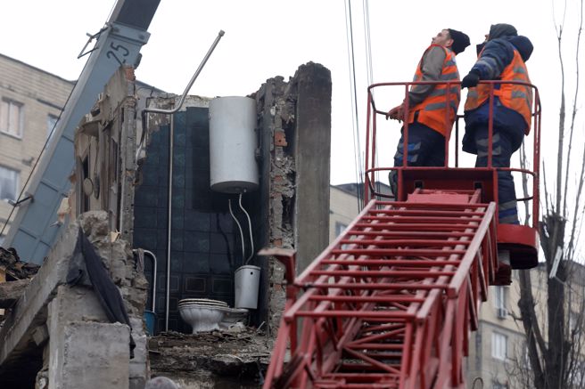 欧盟禁止成员国向俄罗斯出口可能协助战争的物资和技术，其中甚至包括马桶。图为乌克兰第聂伯罗市一处遭俄军炸毁的公寓。（图／路透）