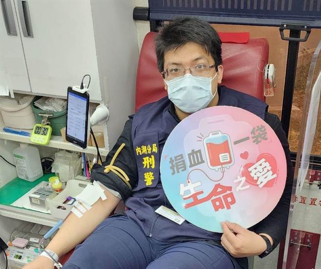 內湖分局員警也挽起袖子響應捐血活動。（翻攝照片／林郁平台北傳真）