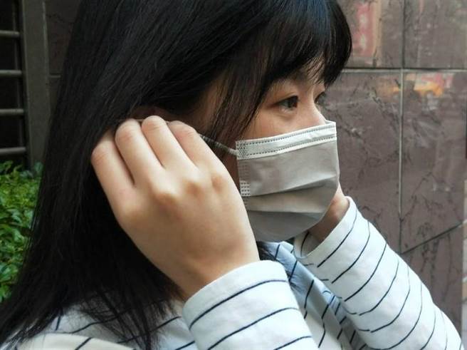 公卫学者指出，目前尚无直接证据证实「口罩降解的塑胶微粒考作为病毒传播途径」。（王家瑜摄）