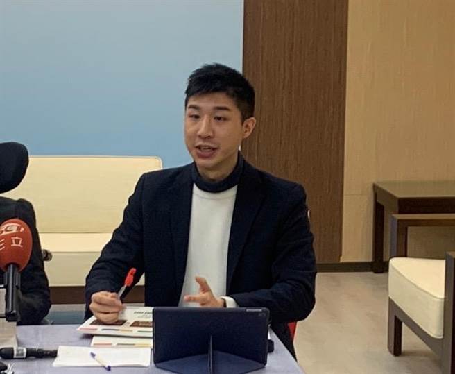 ▲基隆市政府回应，公路总局并未徵询市府意见就同意变更路线与站点，会积极与公路总局与业者协调，滚动式调整方案。（图为基市府发言人余治明）（徐佑升摄）