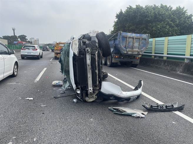 國道1南下88.3K處發生3輛車追撞事故，導致一輛自小客車翻覆，前後擋風玻璃受損。（國道警提供／邱立雅竹縣傳真）