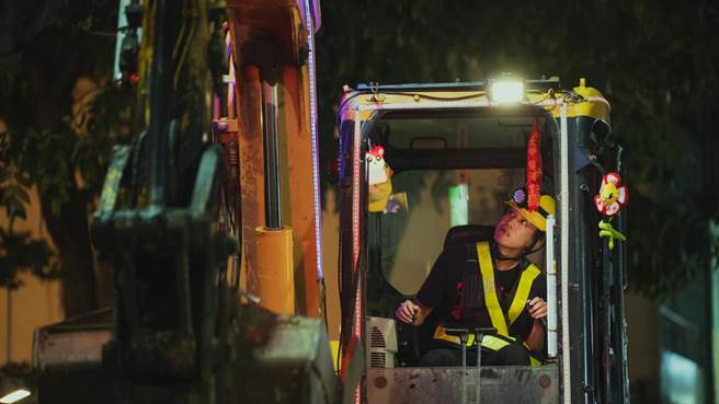 薛仕凌又学开的怪手又吃槟榔，相当敬业。（大慕影艺、华映提供）