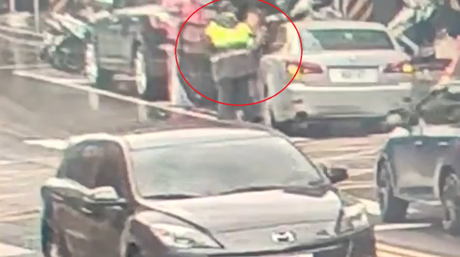 北市一名妇人不满被开单，掌掴警员遭法办。（翻摄影片）