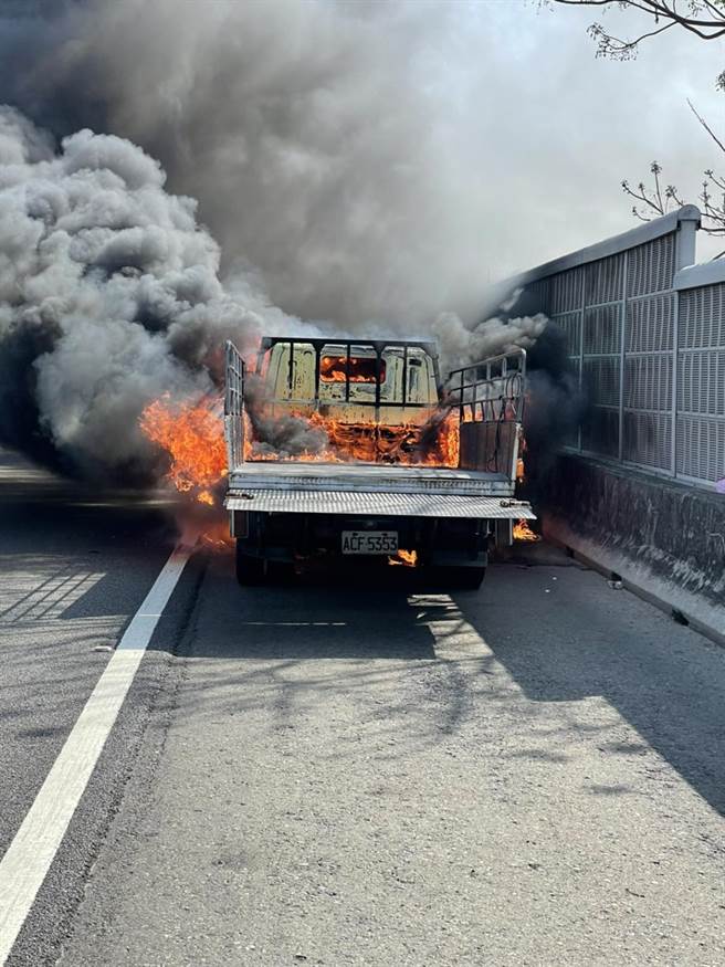 国道一号台南仁德路段下午发生一起小货车火烧车事件。(民眾提供／曹婷婷台南传真)