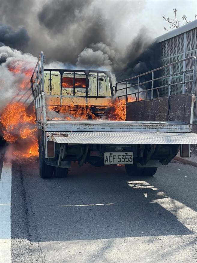 国道一号台南仁德路段发生小货车火烧车事件。(民眾提供／曹婷婷台南传真)