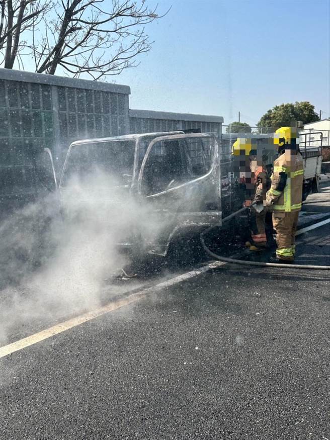 国道一号台南仁德路段发生小货车火烧车事件，火势很快扑灭。(民眾提供／曹婷婷台南传真)