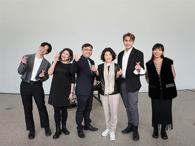 台中国家歌剧院举办《吕岱卫Chill音乐剧》记者会，歌剧院艺术总监邱瑗（右3）及主讲人吕岱卫（左3），与歌手分享畅谈音乐剧。（台中国家歌剧院提供／陈淑芬台中传真）