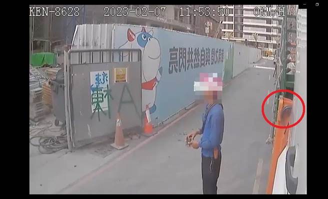 操作人员以无线控制器操作吊卡但外伸撑座伸出（红框处）。（翻摄照片／高雄洪靖宜传真）