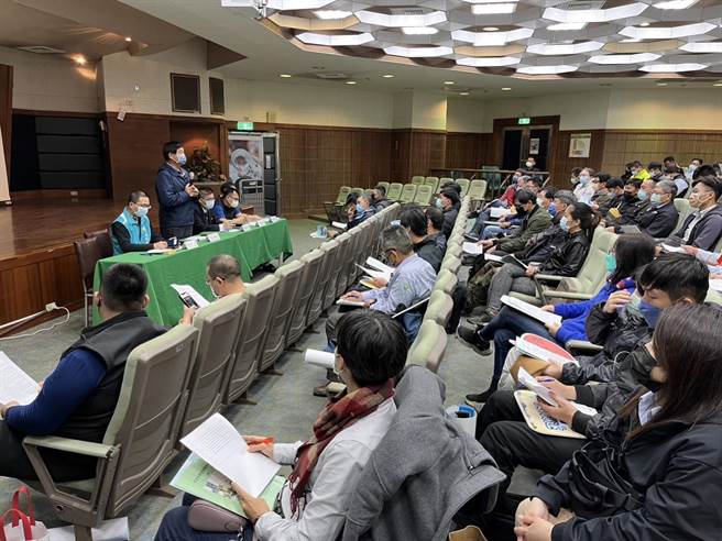 劳工局举办工地起重吊挂作业宣导讲习强化操作安全。（翻摄照片／高雄洪靖宜传真）