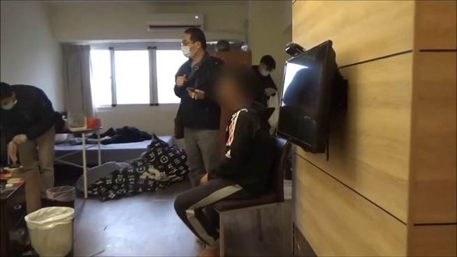 台東縣警察局刑事警察今天在楊姓男子租屋處查獲毒品安非他命。（台東縣警察局提供／蔡旻妤台東傳真）