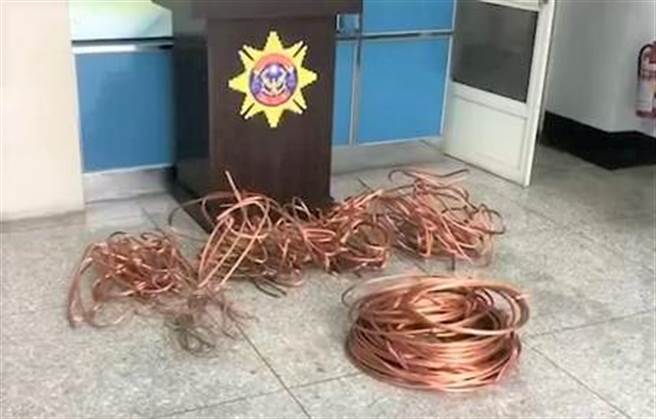 台東縣警察局刑事警察今天在楊姓男子租屋處查獲毒品安非他命，另在其他地點找到失竊電纜線。（台東縣警察局提供／蔡旻妤台東傳真）