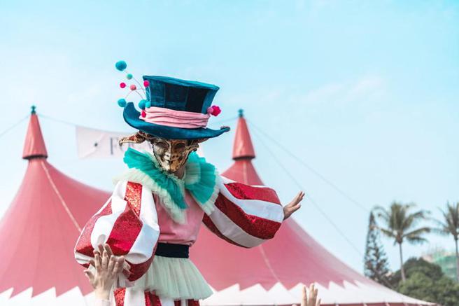 「FOCA福尔摩沙马戏团」将现身和逸饭店·台南西门馆，带来亲子阖家观赏的马戏小品「潘朵拉的盒子」，有吸睛的高跷人、小丑与精彩的马戏特技。（图／和逸饭店台南西门馆）