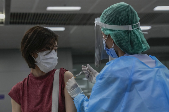 人们在感染COVID-19的10个月后，再次确诊、住院与死亡的风险仍比一般人低了88%。(图/美联社)