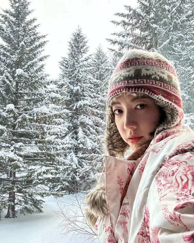 宋米秦过年与先生带着女儿出游，疑似玩到太累，自拍美照显得双眼无神。（图／摘自宋米秦IG）