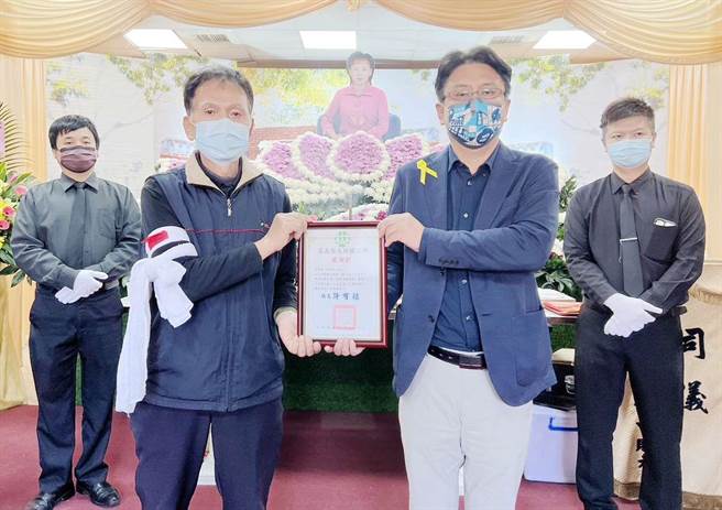 嘉義縣大林鎮民江毓雯女士今告別式，大林鎮長許有疆到江家表達慰問之意，並頒發感謝狀。（大林鎮公所提供∕呂妍庭嘉義傳真）