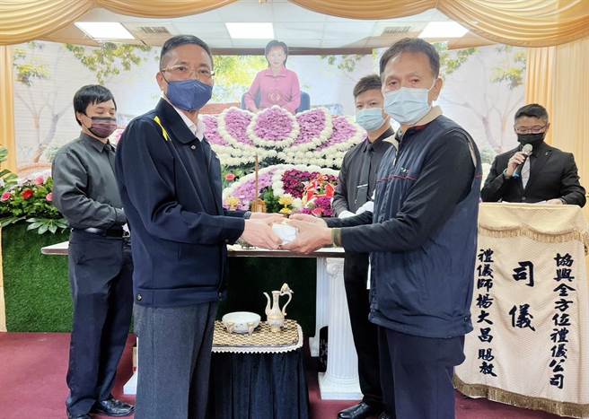 嘉義縣大林鎮民江毓雯女士日前不幸過世，家人將江女生前任職公司正隆紙業股分有限公司致贈的50萬元慰問金再加碼，湊足100萬元捐給大林鎮公所。（大林鎮公所提供∕呂妍庭嘉義傳真）