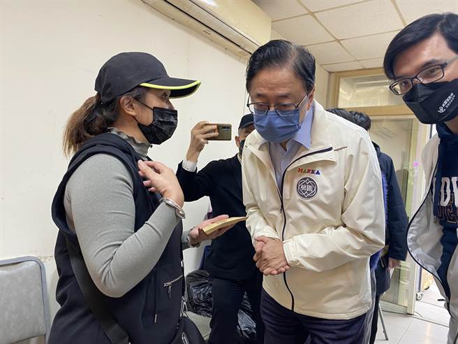 桃园市长张善政今下午到陈俞安灵堂慰问家属。（蔡明亘摄）