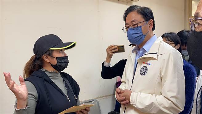 桃市府送给家属10万元慰问金。（蔡明亘摄）