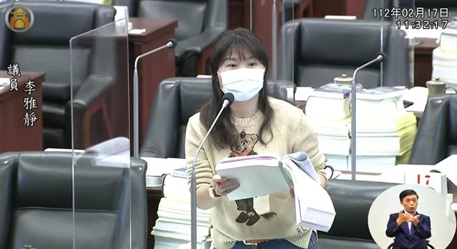 国民党高市议员李雅静在议会要求高市府警察局研拟出具体防治措施，避免民眾承受无辜受骗之痛，也希望高市府整合道安相关预算，加快监视器汰换速度。（李雅静提供／洪浩轩高雄传真）