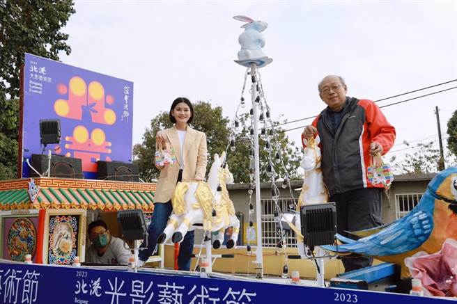 云林县北港灯会光影艺术节「艺马当先」艺阁车，免费让民眾体验真人扮仙。（云林县政府提供／张朝欣云林传真）