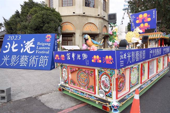 云林县北港灯会光影艺术节结合在地艺师，打造「艺马当先」艺阁车。（云林县政府提供／张朝欣云林传真）