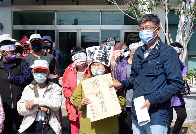 高树乡公所接下农民陈情书，强调已启动既成道路认定作业程序。（林和生摄）
