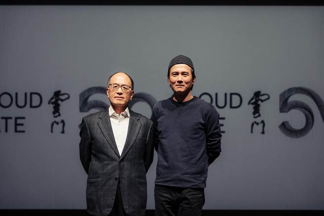 云门艺术总监郑宗龙（右）今日在记者会上分享舞团五十周年计画，并邀请国家影视听中心董事长蓝祖蔚（左）一同出席，宣布即将举办跨域影展「动静光影—云门的电影对话」。（云门舞集提供）