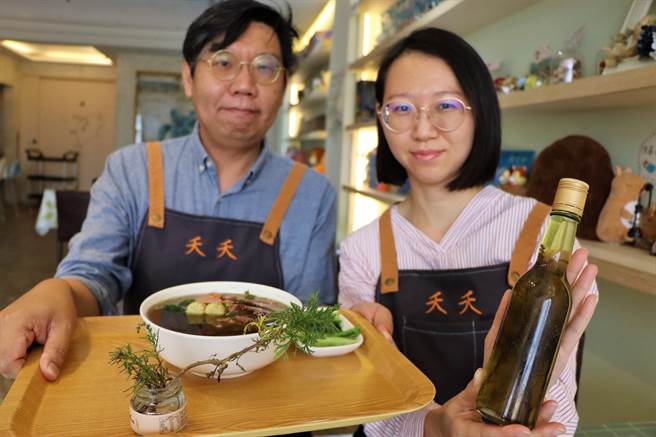 张正杰（左）、吴美蓉（右）这对垦漂夫妻，除研发出茵陈蒿香草油，还入菜煮牛肉麵，让地方看见新生机。（谢佳潾摄）