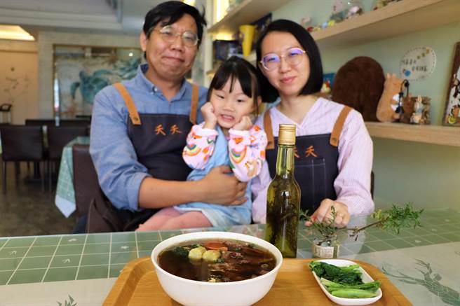 张正杰（左）、吴美蓉（右）这对垦漂夫妻，除研发出茵陈蒿香草油，还入菜煮牛肉麵，让地方看见新生机。（谢佳潾摄）