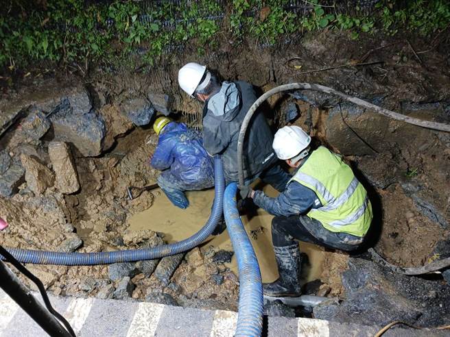 前日七堵天然气管线破裂起火，而17日台水公司又传破管无预警停水（如图），基市府因此召开公用事业灾害应变会议。（徐佑升翻摄）