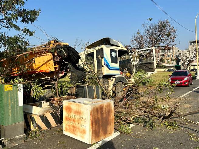 砂石車不明原因衝向路旁，撞斷樹木、消防栓及電箱後停住。（讀者提供∕呂妍庭嘉義傳真）