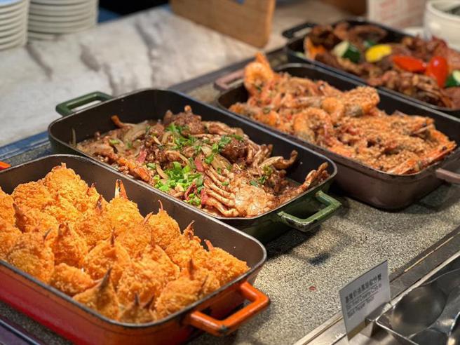 （六福万怡酒店叙日全日餐厅「虾蟹自由日」，一次献上超过20道不同烹调方式的虾蟹料理。图／六福旅游集团提供）