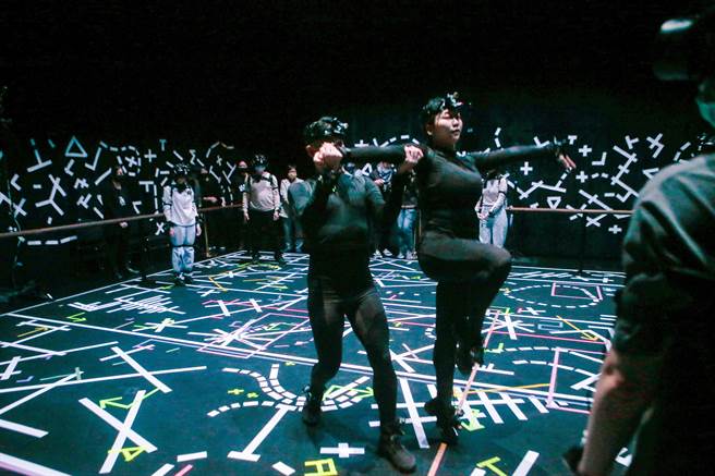 《巴黎舞會》有兩位專業舞者帶領觀眾走進世界裡的舞會。（鄧博仁攝）