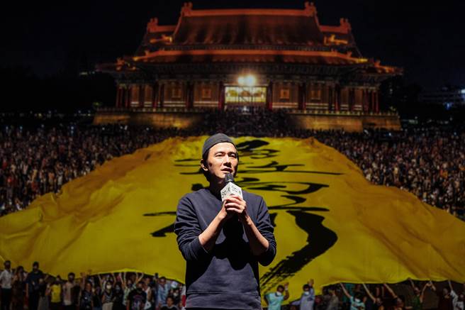 云门舞集艺术总监郑宗龙和日本艺术家真锅大度合作，将在今年秋天推出新作《波》，作品结合了AI的身体运算，可说是郑宗龙和云门舞集的新尝试。（云门舞集提供）