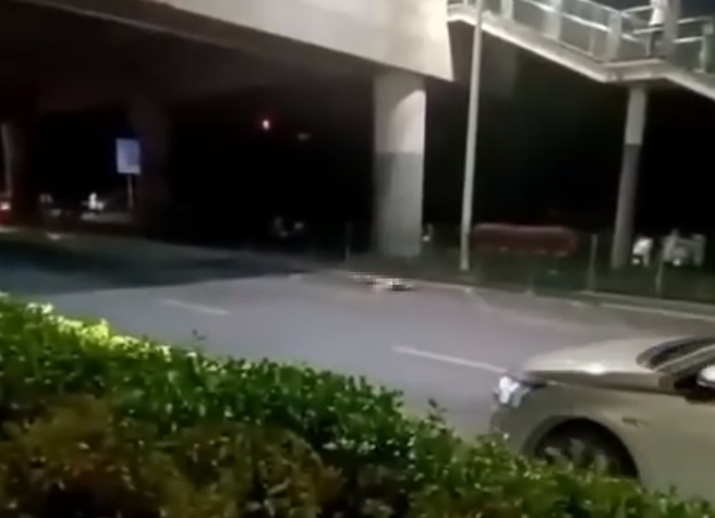 疑似有情侣在天桥上「野战」太过激烈，导致全身脱光的女子不慎坠落桥下，失去生命迹象。（翻摄自微博）