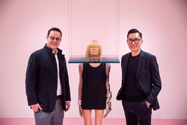 共同策展人麦斯米兰．雷泽与北美馆馆长王俊杰，邀请民眾思考未来人类形态。（北美馆提供）