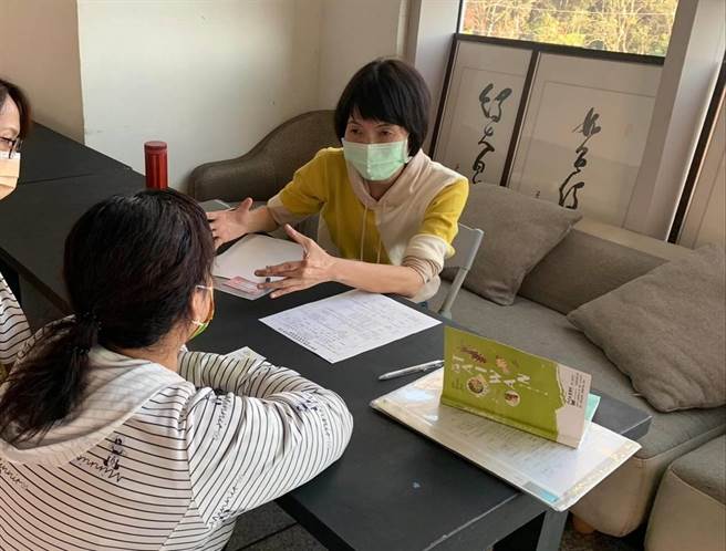 方舟就业服务协会提供民眾就业谘询，依求职者的年龄、学经歷、专长、就业经验等，提供职涯发展建议，对于求职技巧或能力较弱者，会陪同面试与职场工作辅导。（方舟就业服务协会提供／林雅惠高雄传真）
