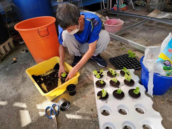 60岁的街友洪先生，而身体受损，要进入一般竞争性职场有困难，方舟就服员协助他从事临工工作，先适应工作环境，培养体力与人际互动关系，后续才能媒合进入一般职场。（方舟就业服务协会提供／林雅惠高雄传真）