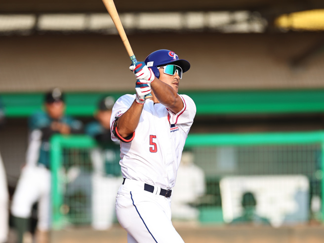 中华队林子伟在与台钢雄鹰热身赛中开轰。（中职提供）