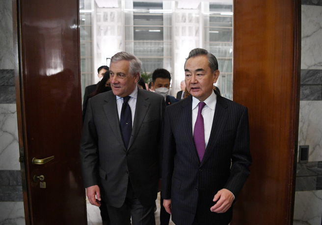 中共中央外事办主任王毅在罗马会见义大利副总理兼外长塔亚尼，透露习近平将在俄乌战争周年发表和平演说。（图／新华社）
