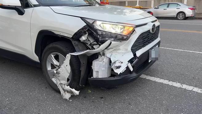 台東警方17日傍晚在查緝毒品案件時，在傳廣路發現可疑車輛，警方與嫌犯以車輛追逐。（讀者提供）