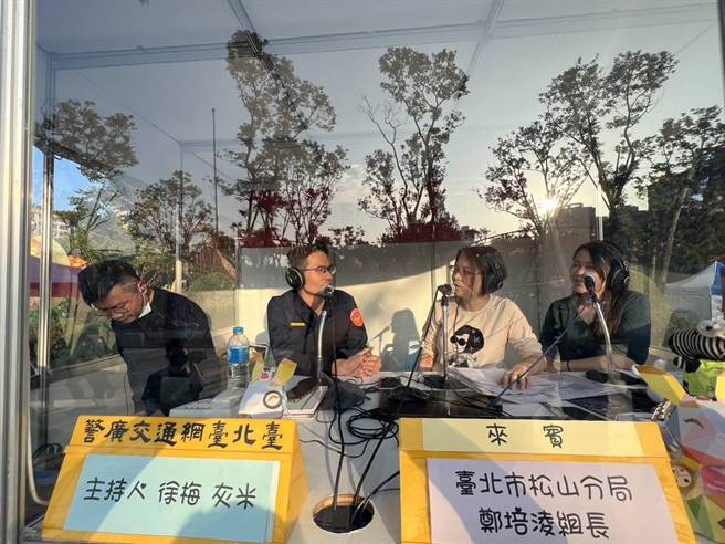 松山分局在灯会现场直播上线，宣导高龄者交通安全观念。(翻摄照片／林郁平台北传真）