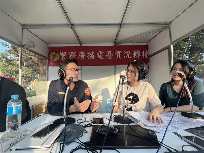 松山分局在灯会现场直播上线，宣导高龄者交通安全观念。(翻摄照片／林郁平台北传真）