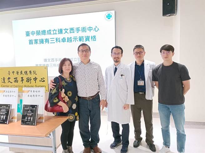 55岁王先生去年检查出肾臟肿瘤，经达文西机械手臂手术切除肿瘤，王先生的儿子见证父亲因达文西手术获得重生，立志成为外科医师。（台中荣总提供／潘虹恩台中传真）
