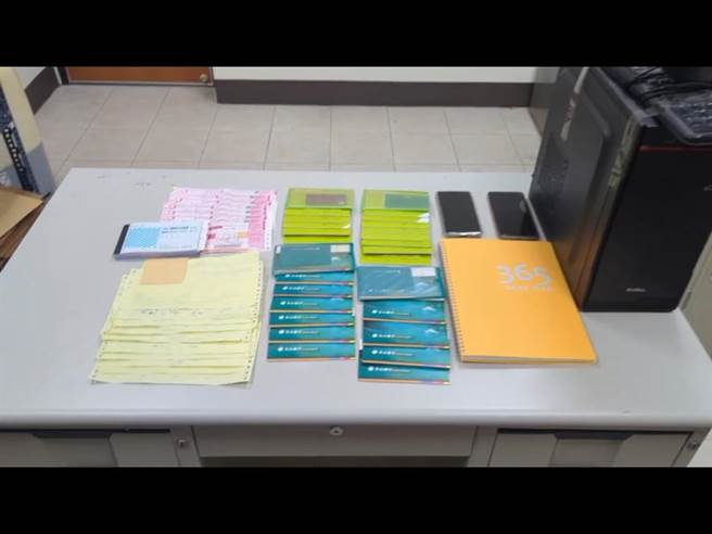 警方查获吴姓男子做案用的电脑主机、手机以及存折、出货单等证物。（翻摄照片／崔正纲高雄传真）