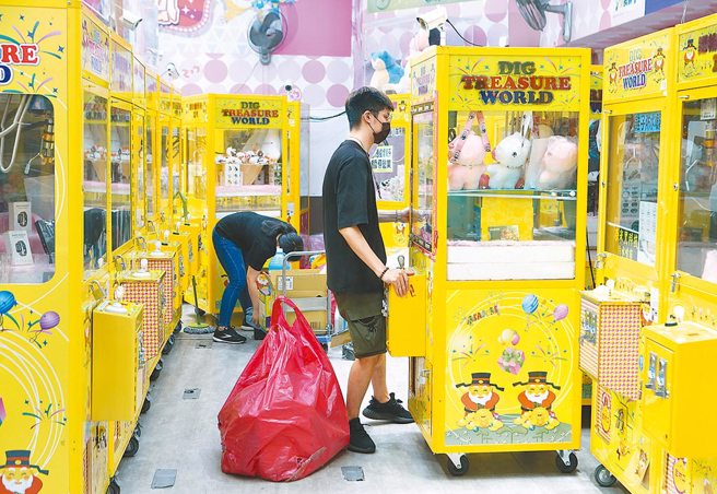 有網友表示，常看到夾娃娃機店的顧客寥寥無幾，好奇為何還能持續經營下去。（示意圖／報系資料照）