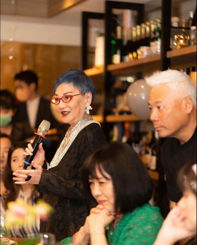 张小燕（右3）出席生日宴会祝贺巫启贤（右1）。（翻摄蒋雅淇IG）